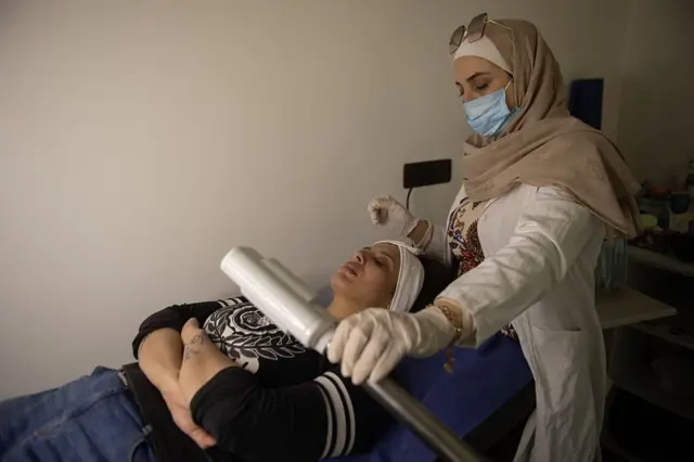 سوریه کې یوه مېرمن د مخ عملیاتو ته پرته ده.