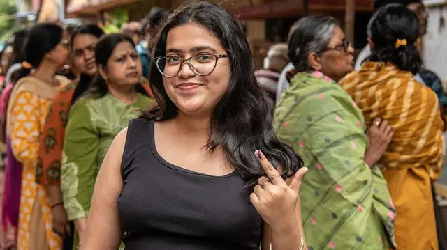 दूसरे चरण के मतदान में एक फ़र्स्ट टाइम वोटर वोट डालने के बाद 