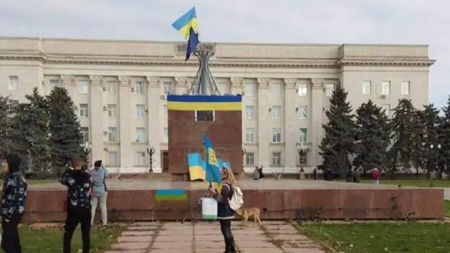 খেরসন শহরের প্রশাসনিক কেন্দ্রে আবার উড়লো ইউক্রেনের পতাকা।
