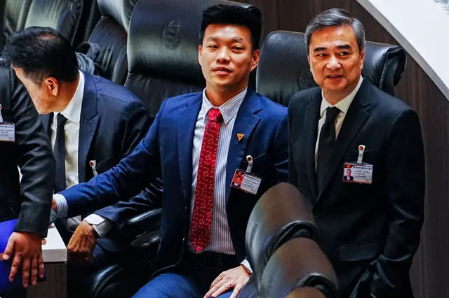 "หัวหน้าเท้ง" ณัฐพงษ์ แห่งพรรคประชาชน กับ "หัวหน้ามาร์ค" อภิสิทธิ์ แห่งพรรคประชาธิปัตย์ ทักทายกันก่อนการประชุมร่วมรัฐสภาเพื่อให้ ครม. แถลงนโยบายต่อรัฐสภา จะเริ่มต้นขึ้นเมื่อ 9 เม.ย.