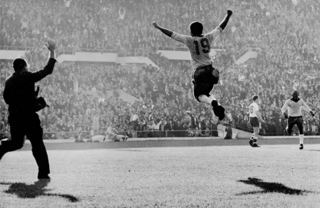 يحتفل اللاعب البرازيلي زيتو بتسجيله الهدف الثاني للبرازيل خلال نهائي كأس العالم 1962 في سانتياغو، تشيلي. فازت البرازيل على تشيكوسلوفاكيا بنتيجة 3-1.