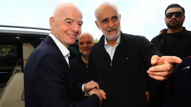 جانی اینفانتینو، رئیس فیفا همراه با محمد مهدی نبی، نایب رئیس فدراسیون فوتبال ایران
