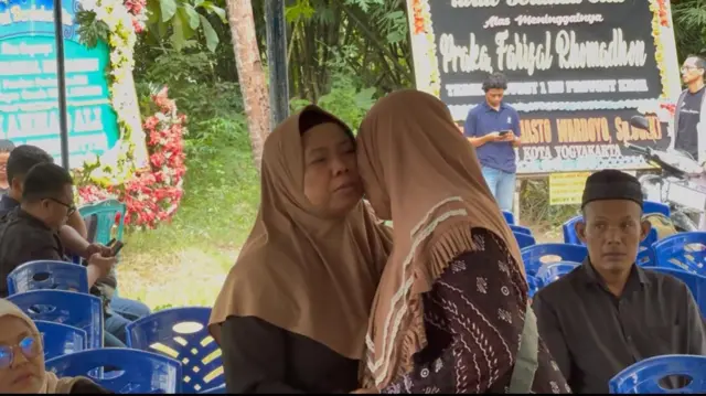 Ibunda Farizal, Supinah (54 tahun) masih terlihat sedih. Sesekali, ia menangis ketika menerima pelukan duka cita dari pelayat.
