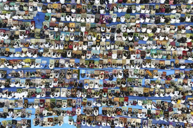 How Muslims across di world dey celebrate Eid al-Fitr in fotos