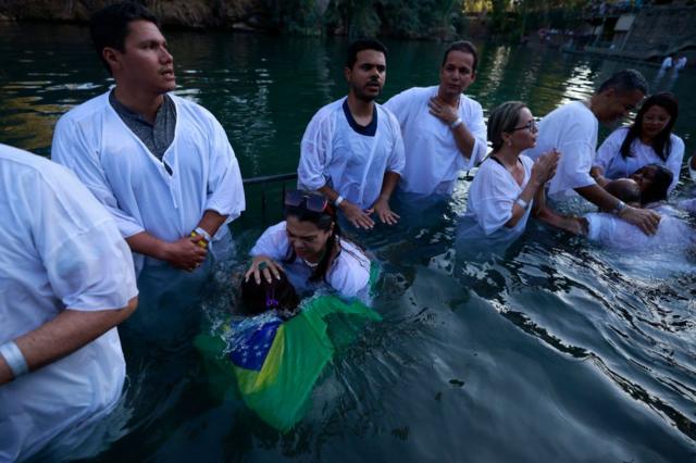 Brasileiros se batizando no rio Jordão