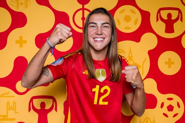 Patri Guijarro celebra frente a la cámara