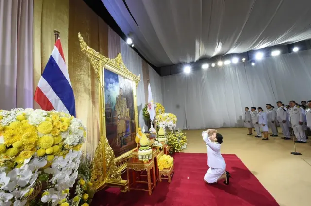 น.ส.แพทองธาร ชินวัตร เปิดกรวยกระทงดอกไม้ รับพระบรมราชโองการแต่งตั้งนายกรัฐมนตรี ณ อาคารวอยส์สเปซ ที่ทำการพรรคเพื่อไทยชั่วคราว ถ.วิภาวดีรังสิต เมื่อ 18 ส.ค. 2567