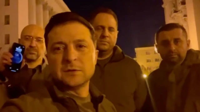 Денис Шмигаль, Володимир Зеленський, Андрій Єрмак та Давид Арахамія біля Офісу президента, 25 лютого 2022 року