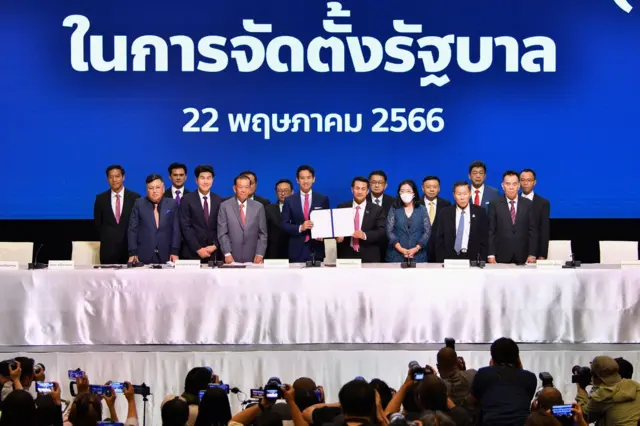 8 พรรคการเมืองภายใต้การนำของพรรคก้าวไกลลงนามใน MOU จัดตั้งรัฐบาล 313 เสียง พร้อมเสนอชื่อ พิธา ลิ้มเจริญรัตน์ เป็นนายกฯ เมื่อ 22 พ.ค. 2566 แต่ในเวลาต่อมา ชื่อหัวหน้าพรรค ก.ก. ถูกคว่ำกลางรัฐสภาเพราะ สว. ไม่เห็นชอบ ทำให้พรรคเพื่อไทยพลิกไปเป็นแกนนำจัดตั้งรัฐบาลหลังจากนั้น