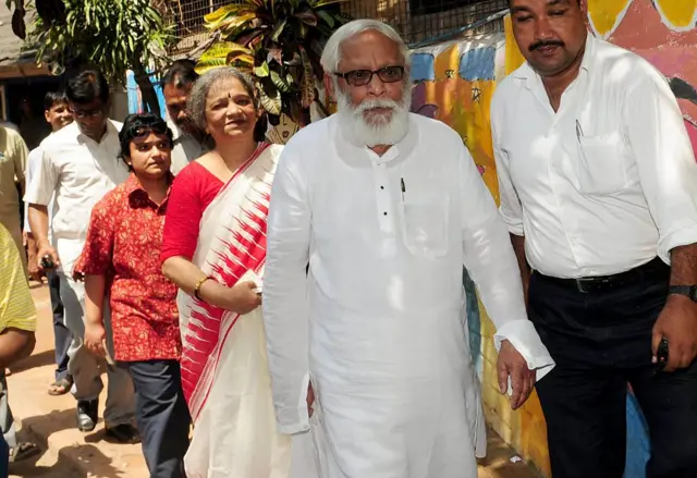 সপরিবারে ভোট দিতে যাচ্ছিলেন বুদ্ধদেব ভট্টাচার্য