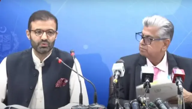 कार्यवाहक कानून मंत्री अहमद इरफान असलम और कार्यवाहक सूचना मंत्री मुर्तज़ा सोलंगी