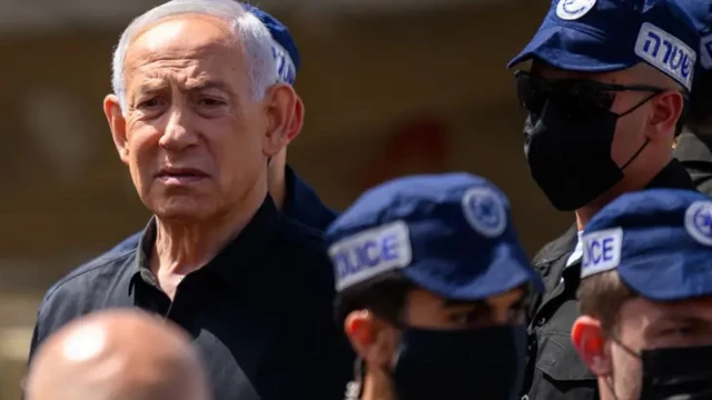 بنیامین نتانیاهو در احاطه نیروهای امنیتی