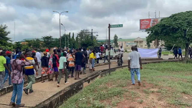 Ndị na-eme ngagharịiwe megide sit at home