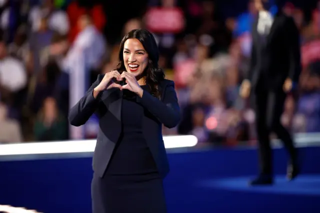 Alexandria Ocasio-Cortez, miembro de la Cámara de Representantes por un distrito de Nueva York, en la Convención Nacional Demócrata en Chicago, Illinois, Estados Unidos, el 19 de agosto de 2024.