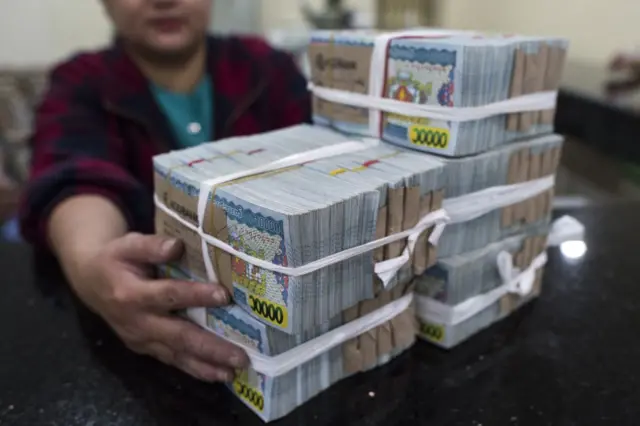 ကျပ်ငွေကို လက်ထဲမှာ များများစားစားမကိုင်ရဲ