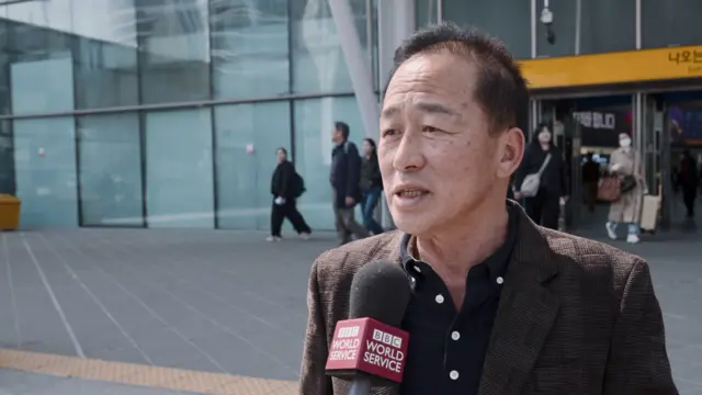 서울역 앞에서 60대 남성이 BBC와 인터뷰를 나누고 있다