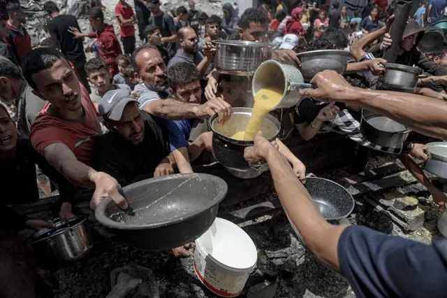 Gazatíes recibiendo comida
