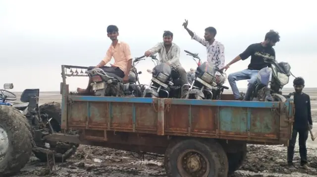 કચ્છના નાના રણમાં વરસાદ વચ્ચે ફસાયેલા 9 લોકોને પોલીસે કેવી રીતે બચાવ્યા? – ન્યૂઝ અપડેટ