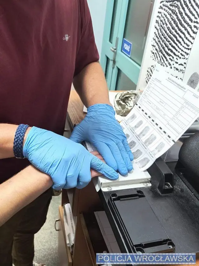 Жіночі руки у блакитних гумових рукавицях притискають пальці підлітка до паперу для зняття відбитків. На заготовленому аркуші вже є декілька відбитків