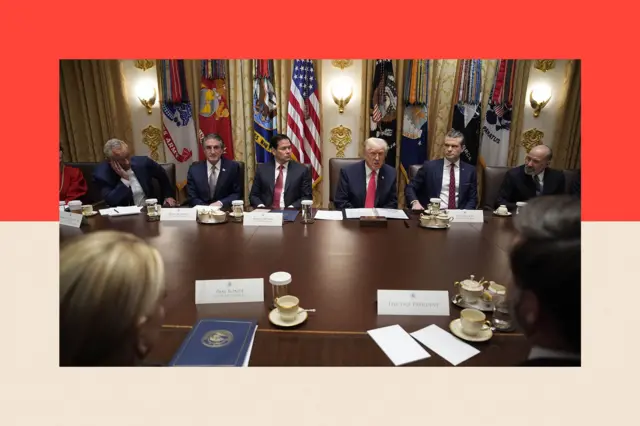 Президент США Дональд Трамп (в центре) выступает с вступительной речью на заседании кабинета министров в кабинете Белого дома.