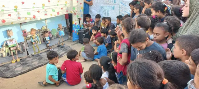 Mahdy Krira présente son spectacle de marionnettes dans plusieurs camps de réfugiés à Gaza.