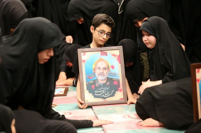 صورة لعائلات وأقارب أعضاء الحرس الثوري الإيراني، الذين قتلوا في سوريا، في هجوم القنصلية