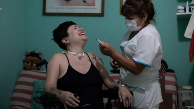 Ana Estrada con una de las enfermeras que la cuidaban. Foto: Getty Images