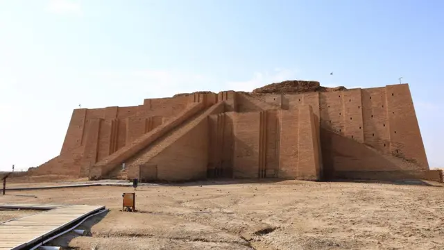 سومریها صدها سوراخ مربعشکل در دیوارههای بیرونی ایجاد کرده بودند تا قسمت داخلی آجری خِشتی خشک باقی بماند