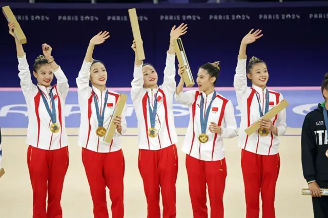 Китайские гимнастки на пьедестале