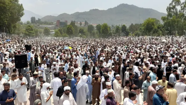 لیاقت سائیں کی نماز جنازہ میں 