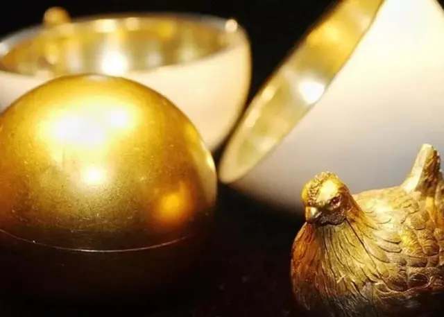 L'"Œuf de poule" a été le premier œuf fabriqué par Fabergé pour la famille royale russe