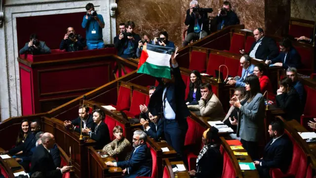 النائب سباستيان دولوغو من حزب "فرنسا الأبية" يرفع العلم الفلسطيني داخل مجلس النواب الفرنسي