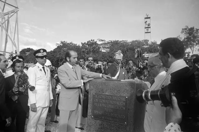 Imagen donde el entonces presidente venezolano Carlos Andrés Pérez devela la placa en la que se anuncia la nacionalización del petróleo en enero de 1976.