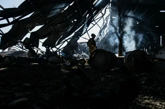 तुर्कीच्या हल्ल्यात नष्ट झालेल्या सीरियातल्या तेल उत्खनन केंद्राची पाहणी करणारा अमेरिकन सैनिक