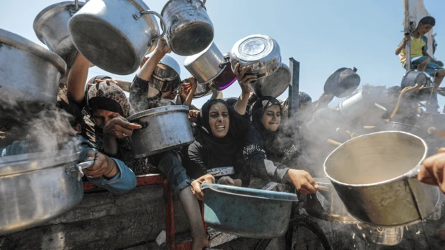 Yemek bekleyen Filistinliler.