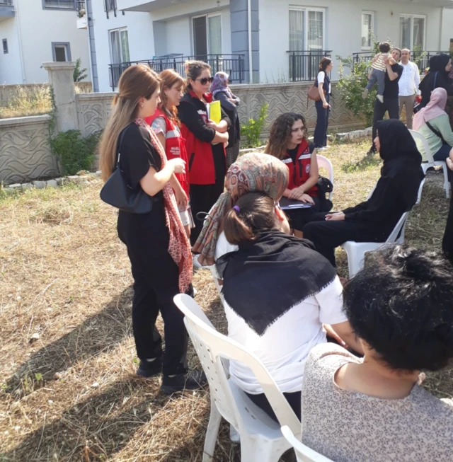 Muğla Valiliğine bağlı ekipler, korkuyla evlerinin önüne çıkarak bekleyen kişilerle konuşuyor.