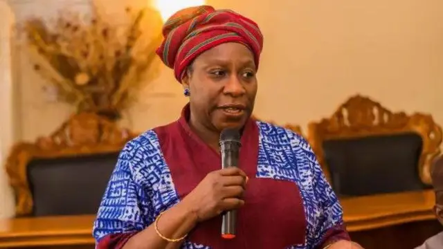 Iyabo Obasanjo to wọ asọ Adire alawọ buluuu ati funfun pẹlu gele rẹ mu gbohun-gbohun lọwọ lati sọrọ