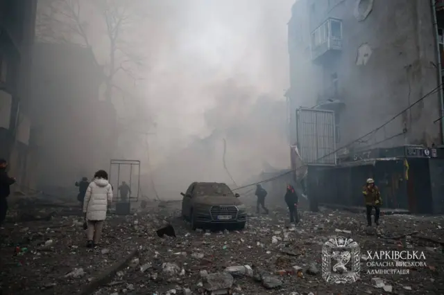 Наслідки обстрілів - вулиця у руїнах