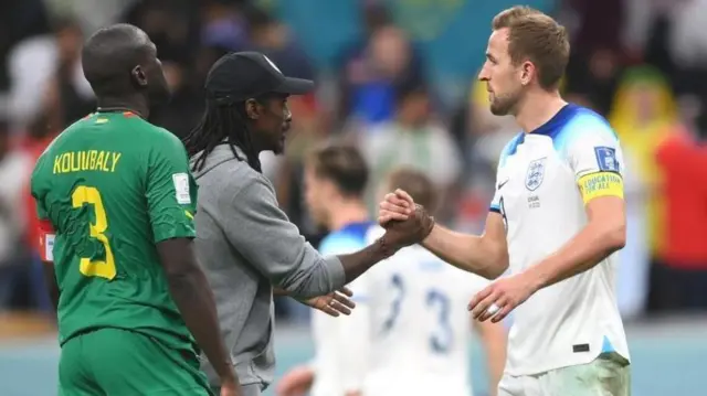 Leenjisaa Senegaal taphataa Ingilaand Haari Keen waliin