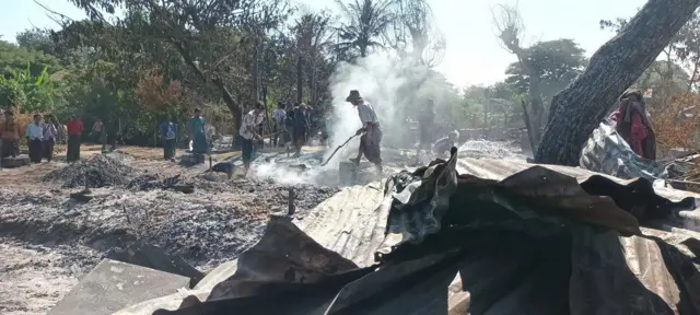 ဒီပဲယင်းမြို့အနီးက မီးရှို့ဖျက်ဆီးခံထားရတဲ့ရွာမြင်ကွင်း