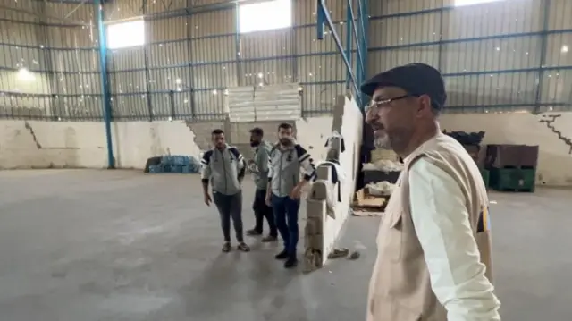 Sami Matar en el depósito vacío de ANERA