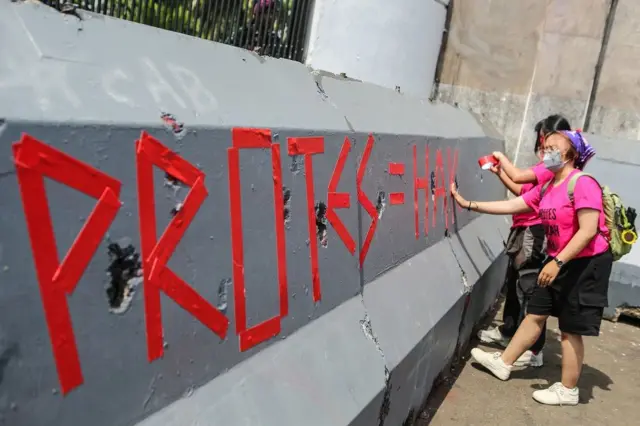 Peserta aksi dari Aliansi Perempuan Indonesia membuat tulisan protes sama dengan hak saat aksi damai di depan Kompleks Parlemen Senayan, Jakarta, Rabu (03/09).