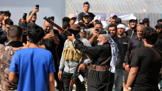 Milisi Irak yang loyal pada ulama Syiah dan pemimpin gerakan Sadris Muqtada al-Sadr bentrok dengan pasukan pemerintah di Zona Hijau di pusat kota Baghdad.