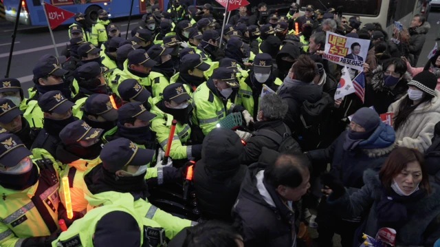 집회 현장에서 경찰들이 시위대를 막고 있다