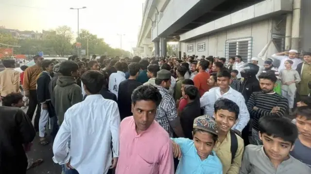 اندرلوک میٹرو سٹیشن کے باہر احتجاج