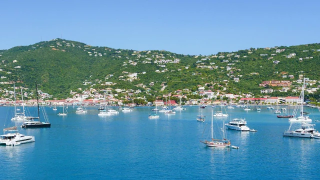 సెయింట్ థామస్ వద్ద నీలి జలాల్లో పడవలు 