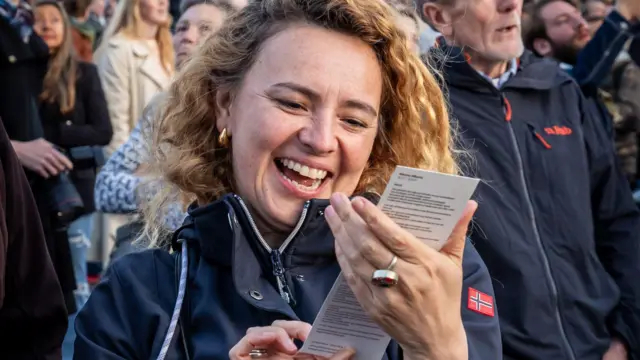 Una mujer en Rotterdam lee un poema impreso en un marcapáginas