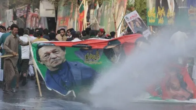 লাহোরে ইমরান খানের সমর্থকদের সঙ্গে পুলিশের সংঘর্ষ