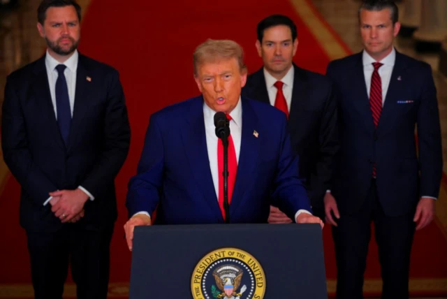 Trump habló tras el ataque flanqueado por su vicepresidente JD Vance (izq.), el secretario de Estado Marco Rubio y el secretario de Defensa Pete Hegseth.