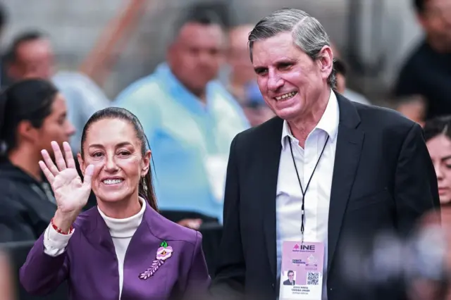 셰인바움과 남편 헤수스 마리아 타리바